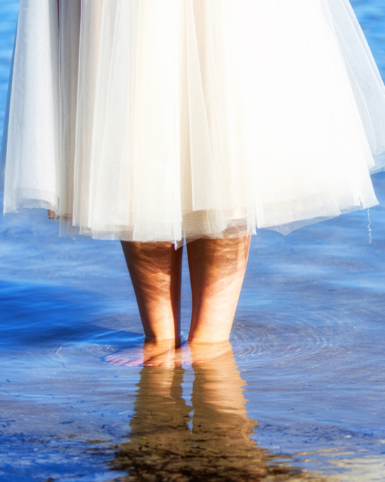 Tutu beige detail pieds dans l’eau