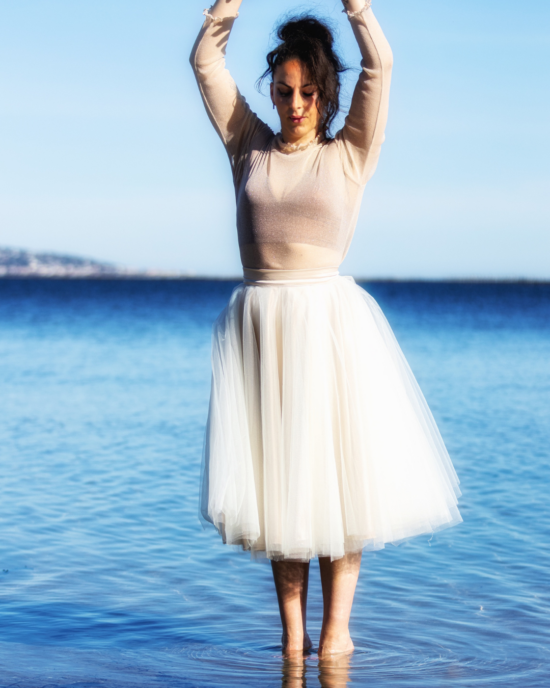 Tutu beige femme arrière plan plage